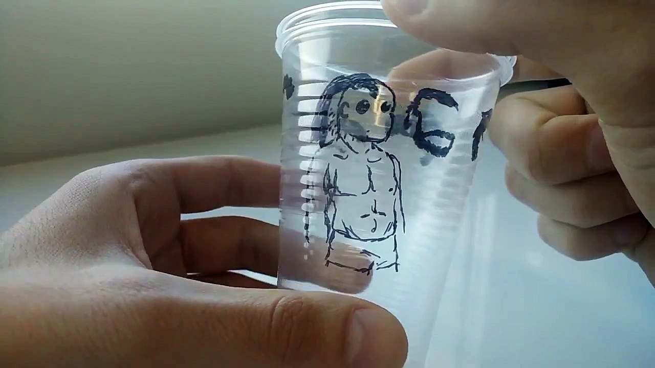 Un personnage réalisé avec des gobelets