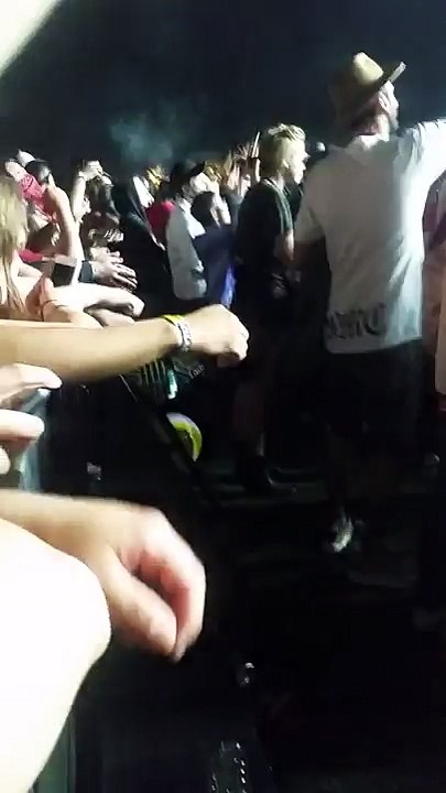 Robert Pattinson and FKA Twigs at Drake’s set at Coachella. (2) - 12/04/2015