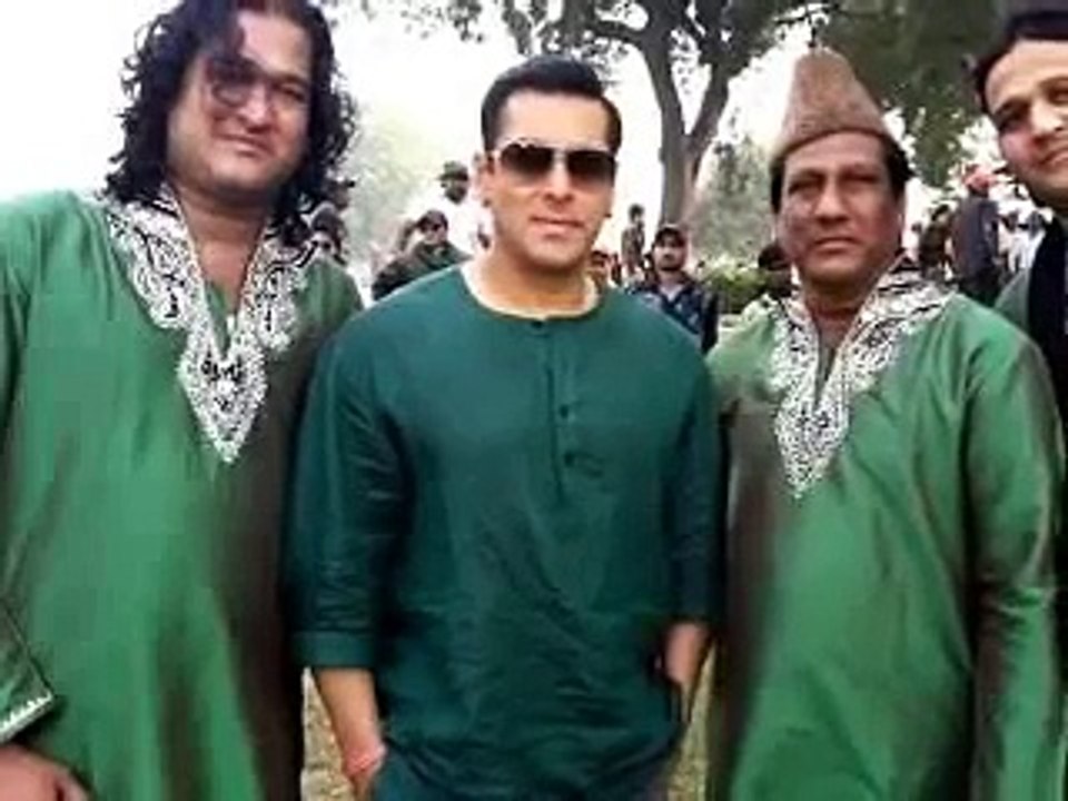 Bajrangi Bhaijaan l Official Full Song Video - #Bajrangi Bhaijaan - Salman Khan - Kareena Kapoor (1)