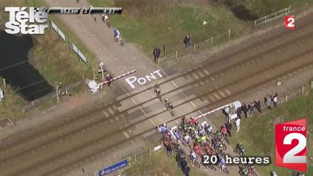 20 heures - Les coureurs de Paris-Roubaix évitent de justesse un TGV à un passage à niveau - Dimanche 12 avril 2015