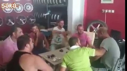 Tokat Atma Oyunu Oynayan Lastikçi Abiler