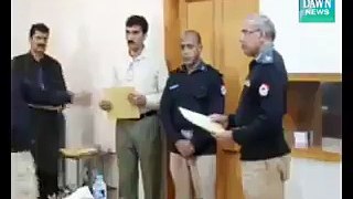 PAKISTAN POLICE SLIP IN FRONT OF OFFICERS