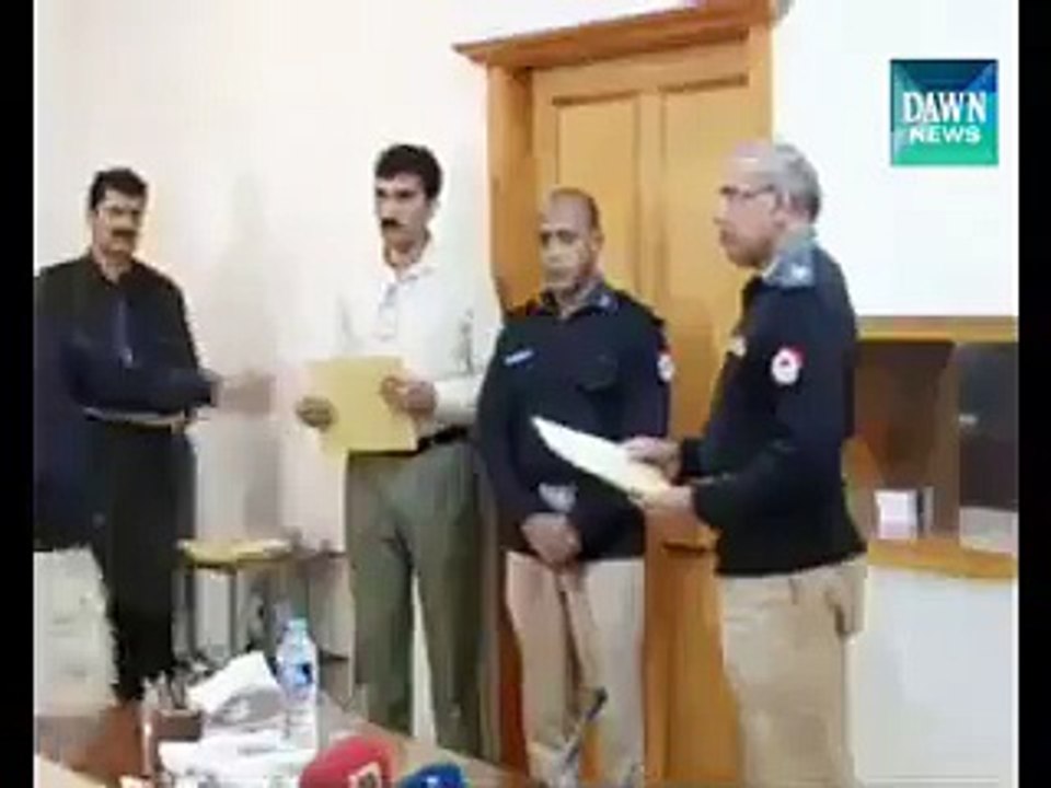PAKISTAN POLICE SLIP IN FRONT OF OFFICERS