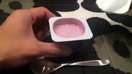 Le couvercle de yaourt qui ne colle pas...