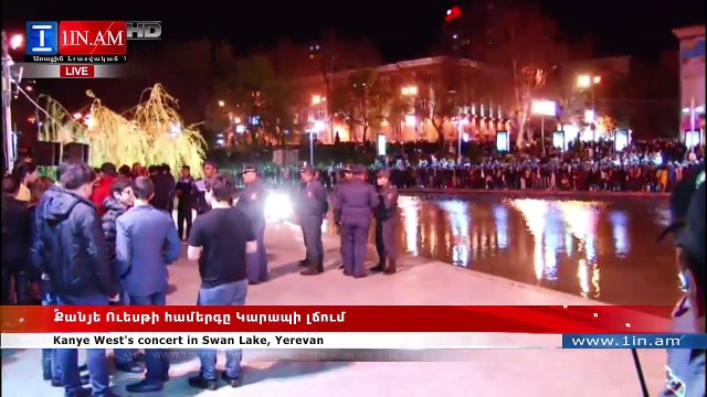 Kanye West se jette à l'eau au cours d'un concert en Arménie