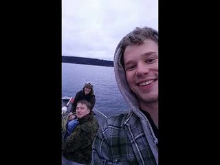 2 orques curieux veulent jouer avec un petit bateau!