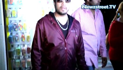 Mika slaps a doctor on stage!