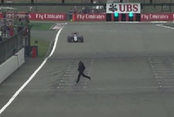 F1 : il traverse la piste du Grand Prix de Chine - ZAPPING AUTO DU 13/04/2015