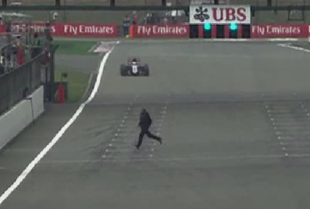F1 : il traverse la piste du Grand Prix de Chine - ZAPPING AUTO DU 13/04/2015