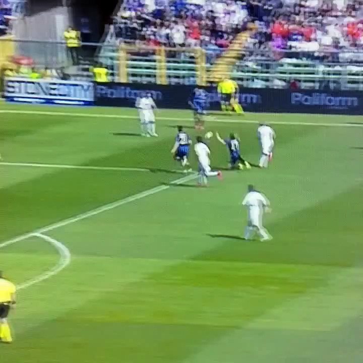 Talonnade aérienne, déviation de la tête, et German Denis (Atalanta) termine l'action !