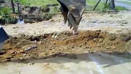 Increíble: enciende mechero con una pala Caterpiller