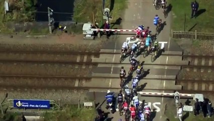 Tren bala pasa en plena carrera de ciclismo