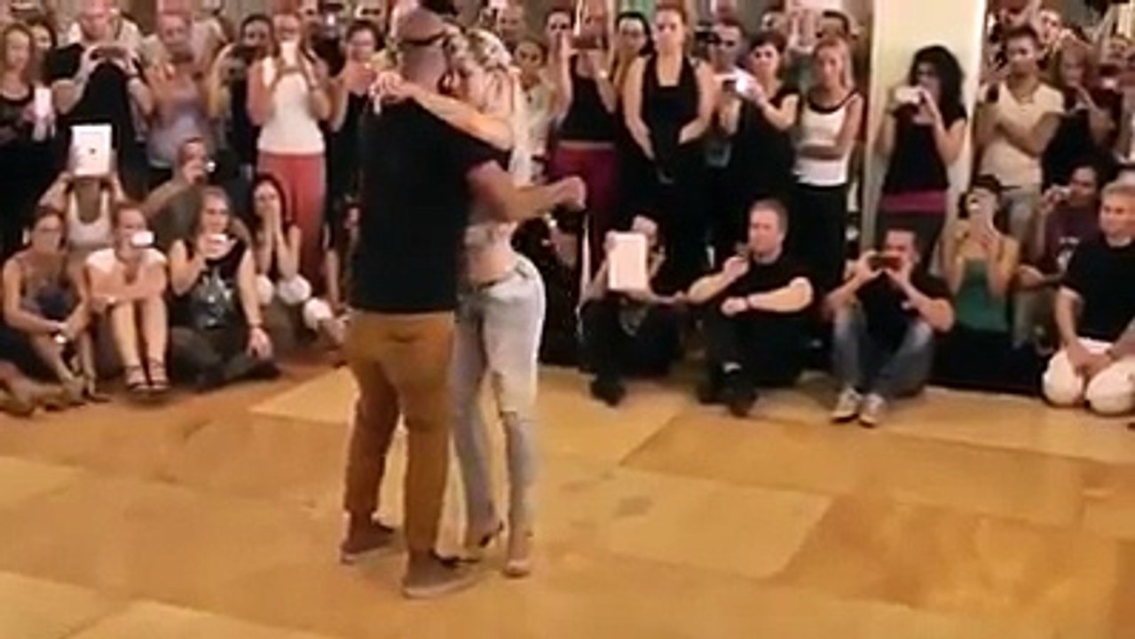 Bu Dansı Mutlaka İzleyin...