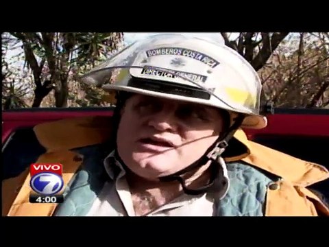 Cuerpo de Bomberos logra controlar incendio en fábrica, vía hacia Ciudad Colón permanece cerrada