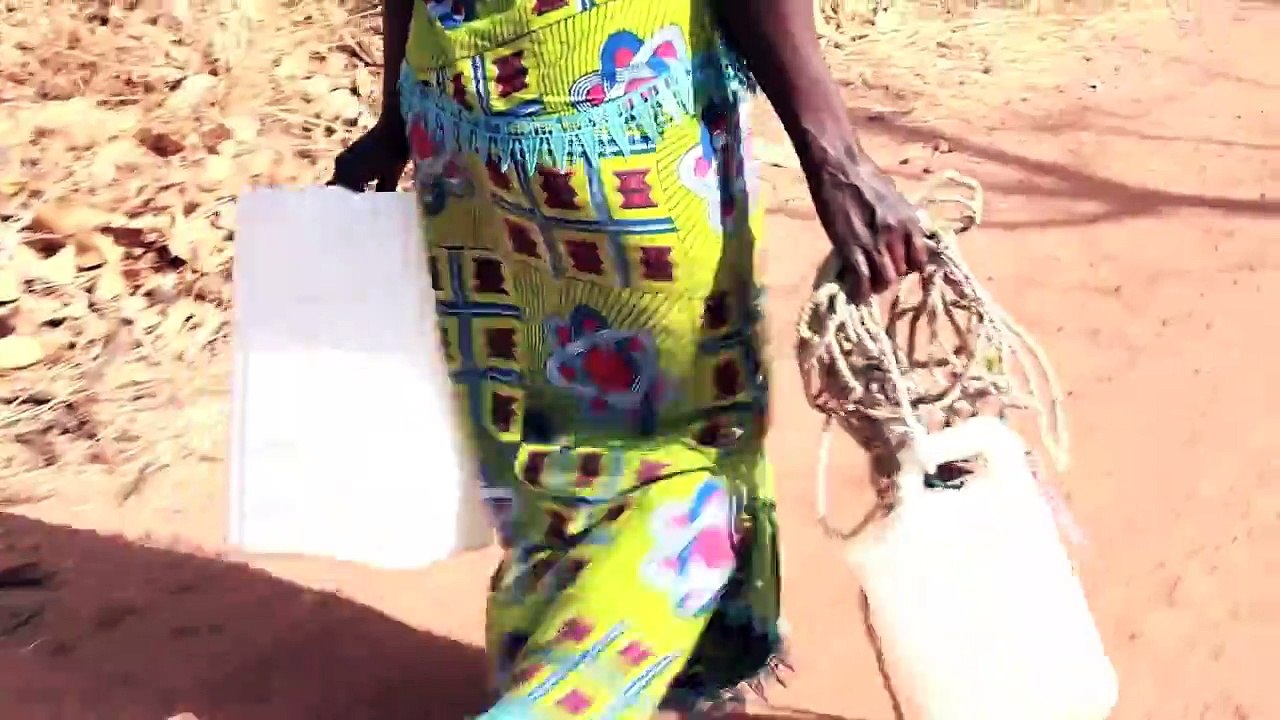 Une Gambienne fait le marathon de Paris avec un bidon d’eau sur la tête