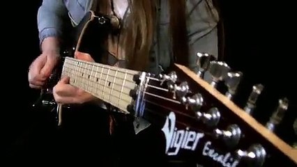 Incroyable talent d'une petite guitariste filmée par son professeur