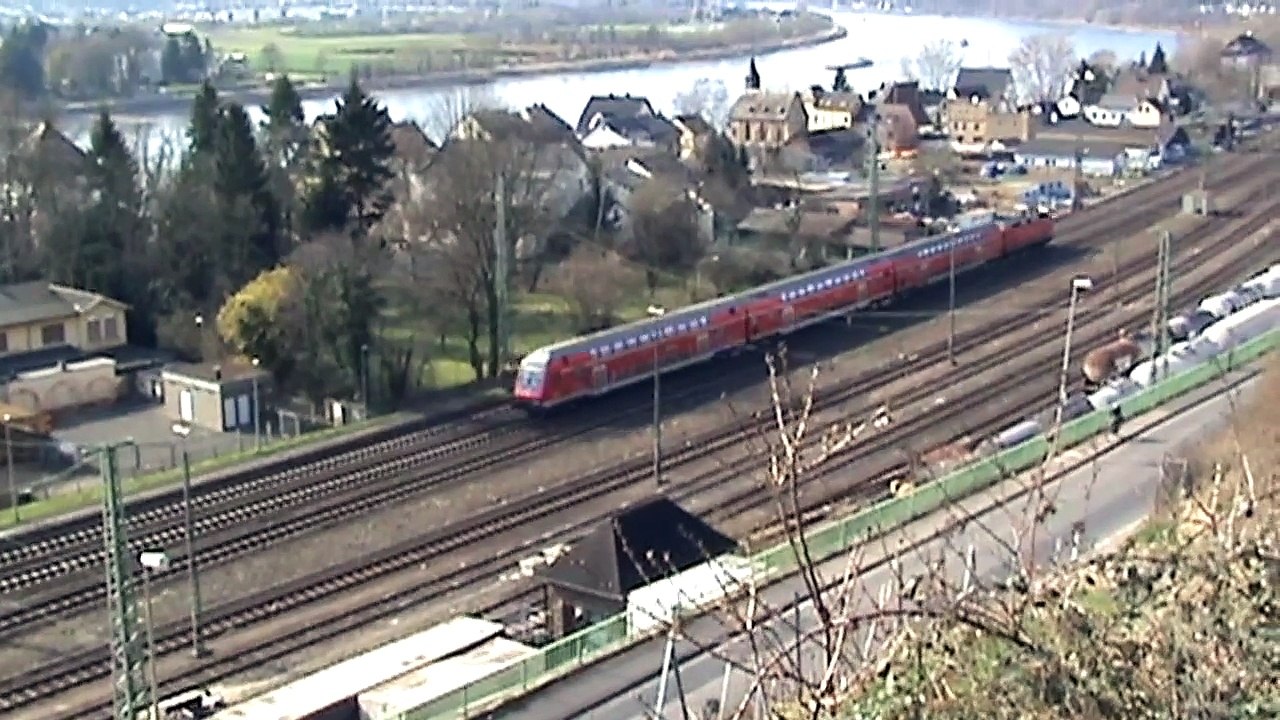 Der Rhein und ein wenig Bahnverkehr beim Bahnhof von Linz am Rhein