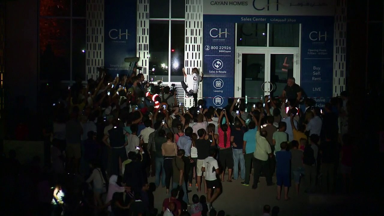 Le "Spiderman français" escalade la plus haute tour torsadée du monde