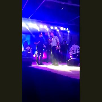Mika singh slaps a doctor in live concert