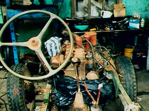 Un carro de la II Guerra Mundial se pasea por las calles de Costa Rica