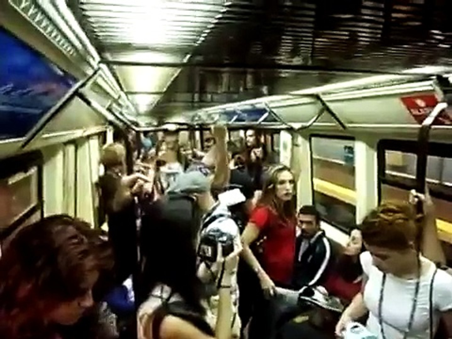 ⁣Gospel en el metro. Gospel dans le metro. Gospel in der U-Bahn. Gospel in the tube.
