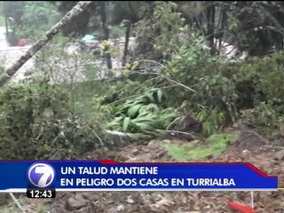 Lluvias afectan talud que amenaza dos viviendas en Turrialba