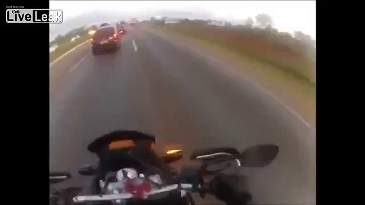 Motard heurté par une roue !