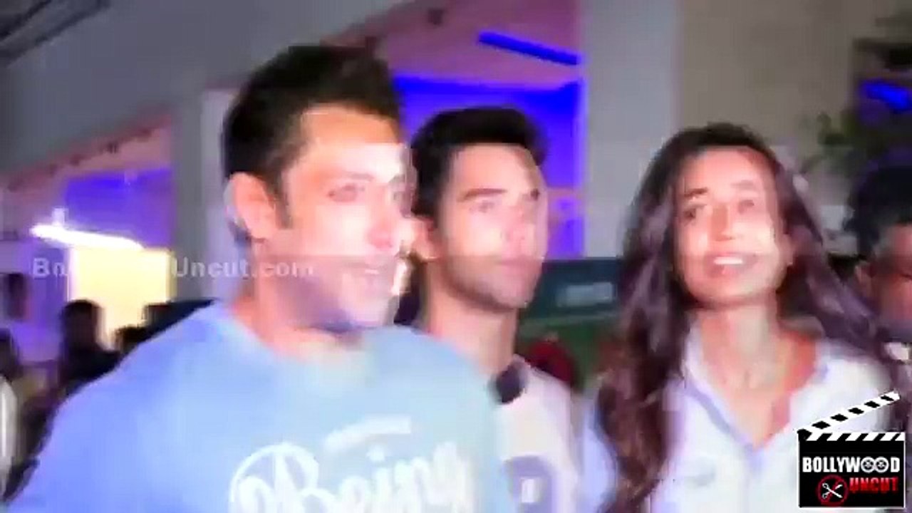 Salman Khan Feeds Monkeys On The Sets Of Prem Ratan Dhan Payo