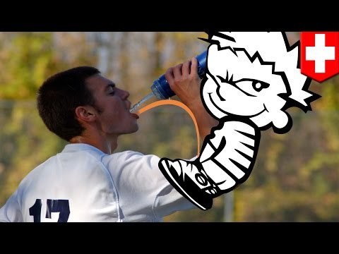 Aficionados en Suiza orinan en la botella con agua del portero rival durante un partido de futbol