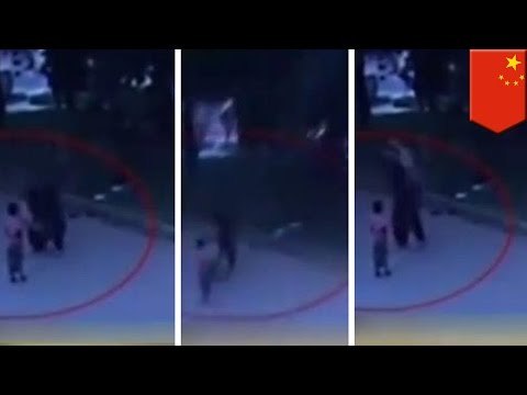Enfermo mental en China golpea a un niño que jugaba en un parque