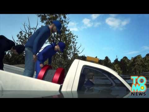 Trabajadores de la ciudad de Dallas rescatan a hombre atrapado en su camioneta que cayo en un arroyo