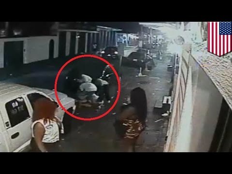 Dos sospechosos arrestados en conexión con un robo a mano armada captado por una cámara de seguridad