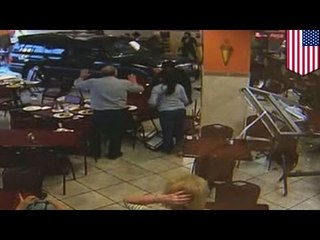Video muestra a mujer que atraviesa con su vehículo famoso restaurante de Houston en hora pico