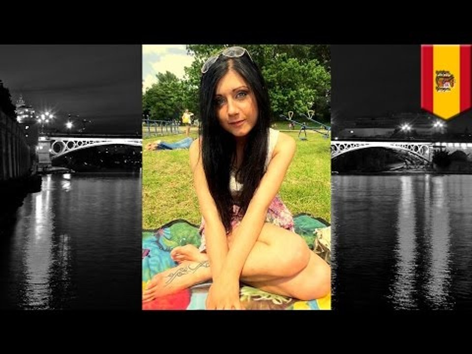 Turista polaca muere al intentar tomarse una foto en el Puente de Triana en Sevilla, España