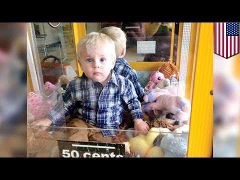 Bomberos deben rescatar a un bebe que quedo atrapado en una maquina tragamonedas