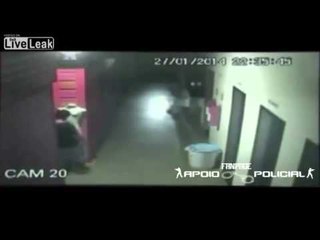 Ladrón es grabado haciendo travesuras con un maniquí en Brasil