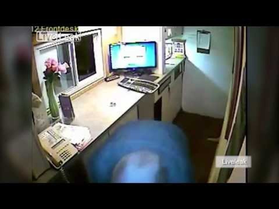 Ladrón salta a traves de la ventana de un hotel para robar