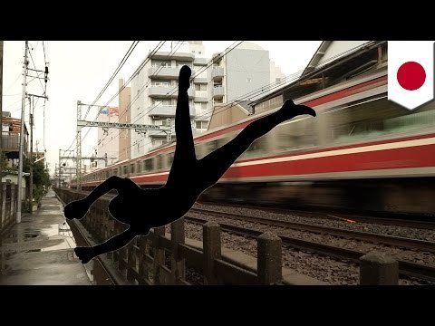 Hombre se suicida al saltar de un tren en movimiento en Yokohama, Japón
