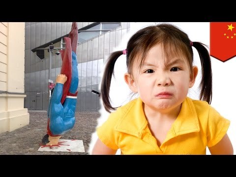 Hombre borracho dice que es Superman y niña de 10 años le hace saltar por un balcón para probarlo