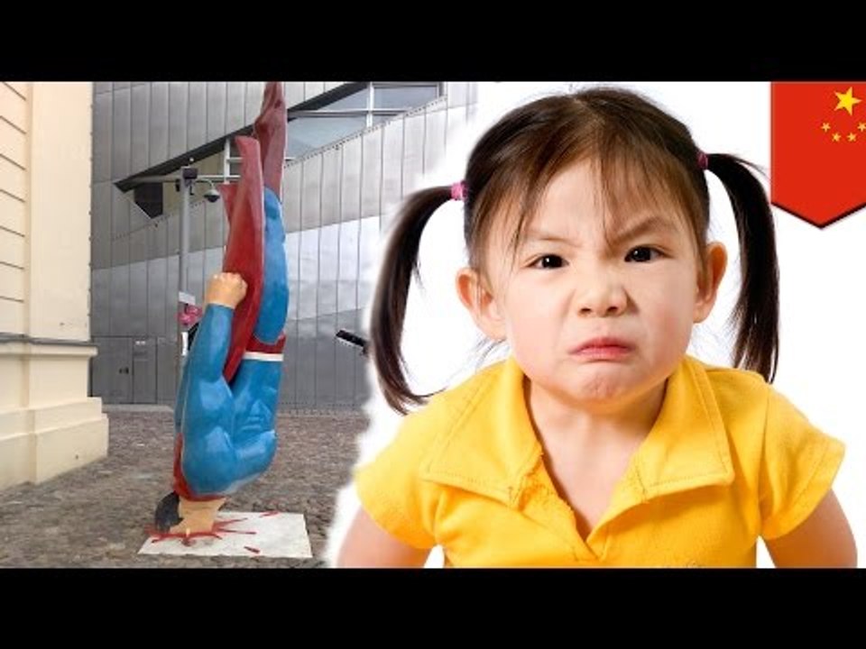 Hombre borracho dice que es Superman y niña de 10 años le hace saltar por un balcón para probarlo