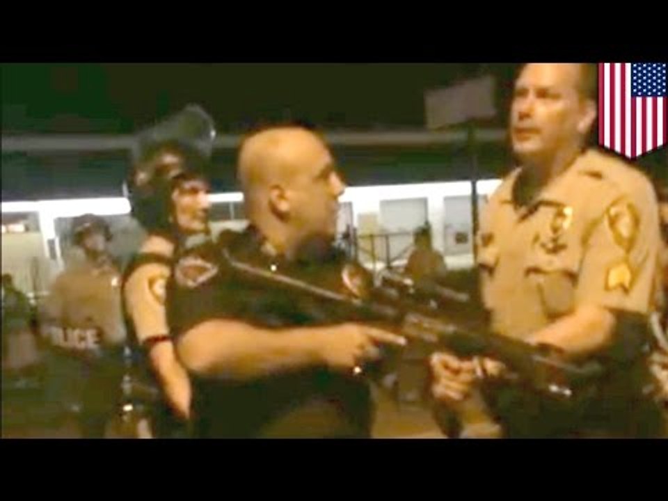 Oficial de policía suspendido por apuntar con su rifle automatico a manifestantes en Ferguson