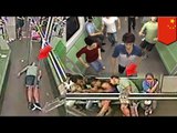 Hombre se desmaya en el metro de Shanghai y pasajeros se pelean entre si para salir del tren