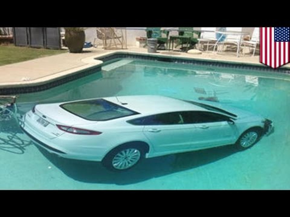 Conductor de 85 años termina con su auto en la piscina del patio trasero de su casa y sale ileso