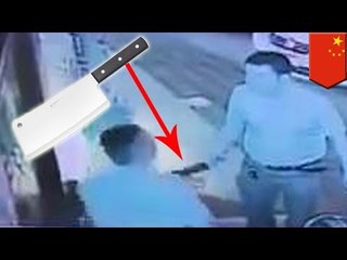 Hombre pasado de copas en Shanghái amenaza a peatones con un cuchillo de carnicero