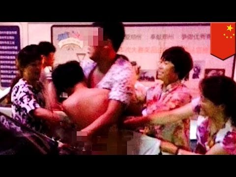 Marido protege a su amante cuando su esposa decide vengarse quitándole la ropa en publico