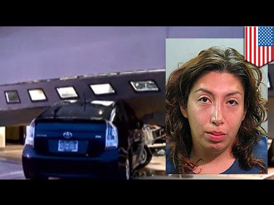 Mujer drogada roba una serpiente y luego se estrella contra una estación de bomberos