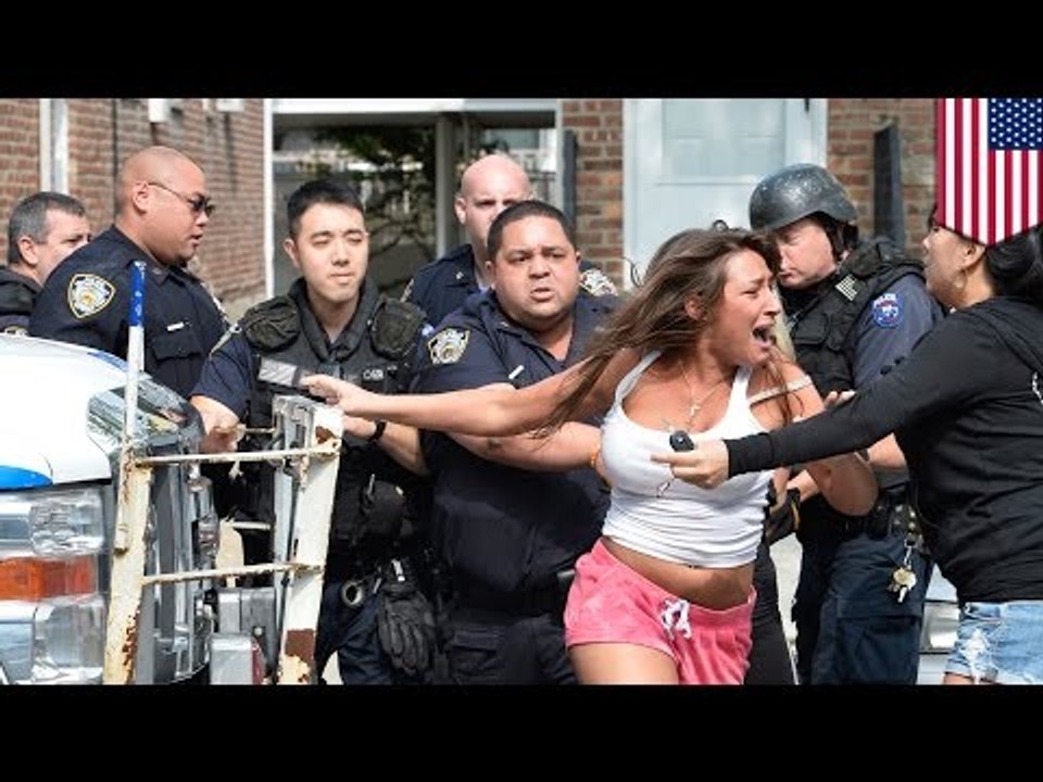 Mujer golpea brutalmente a novia de compañero de trabajo por usar unos pantalones demasiado cortos