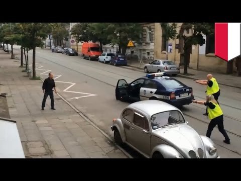 Dos policías polacos le disparan a un hombre que destruía todo lo que se cruzaba en su paso