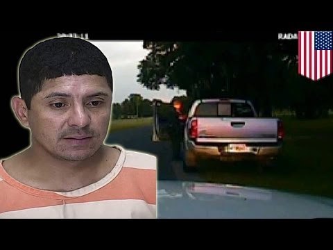 Jinete profesional arrestado luego de escapar de un reten con un policía colgado de su camioneta