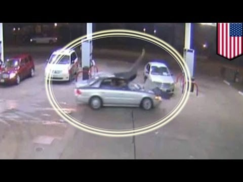 ¿Ira al volante? Mujer arrolla a dos hombres en gasolinera y huye del lugar